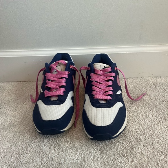 Woman’s Nike shoes - Picture 4 of 7